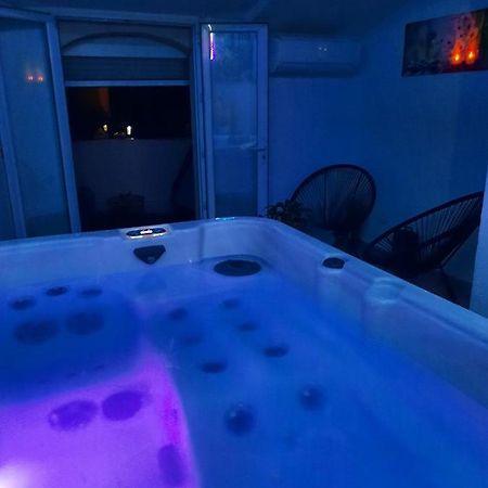 Maison Avec Jacuzzi Saint-Mitre-les-Remparts Exteriör bild